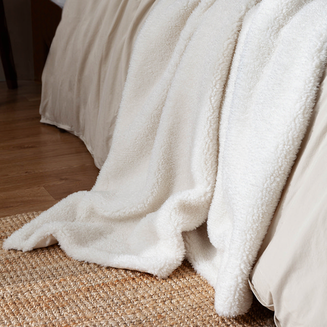 Olann Ecru throw image