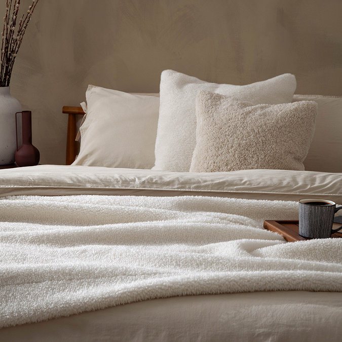 Olann Ecru throw image