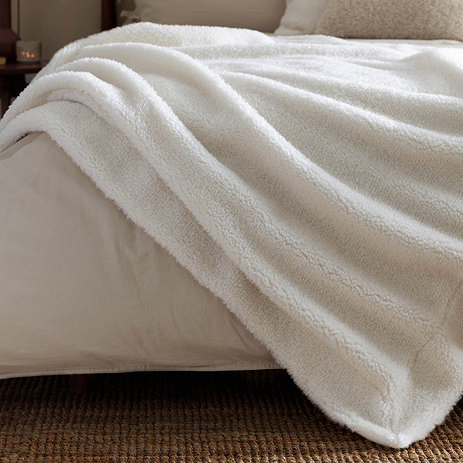 Olann Ecru throw image