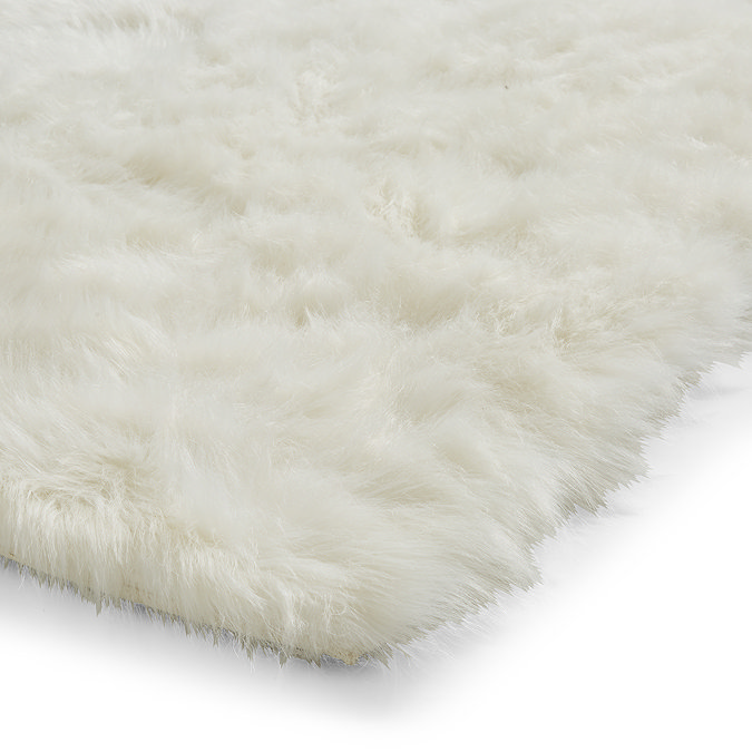 Polar plush ivory rug close up image 6