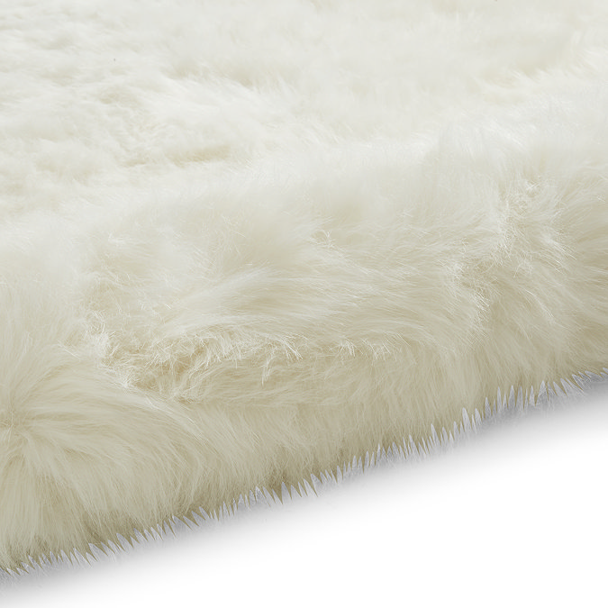 Polar plush ivory rug close up image  8