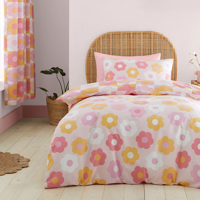 Retro daisy duvet cover set on bed image