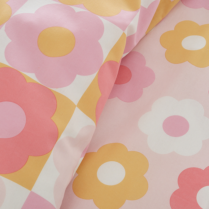 Retro daisy duvet cover set close up
