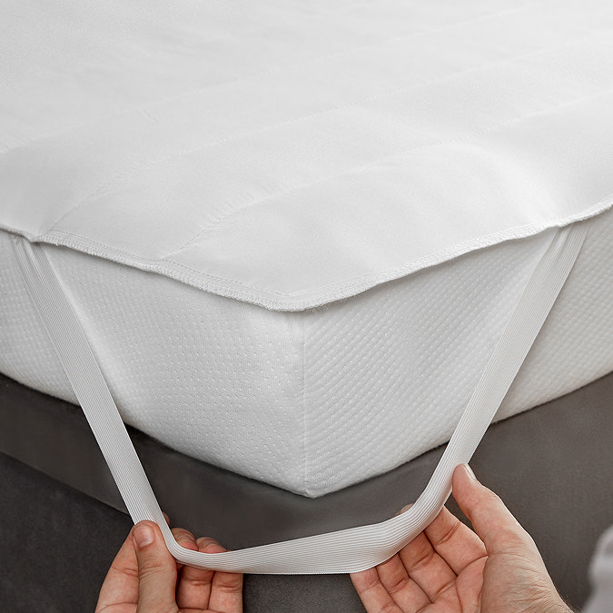 Silentnight quilted mattress protector strap close up image  2