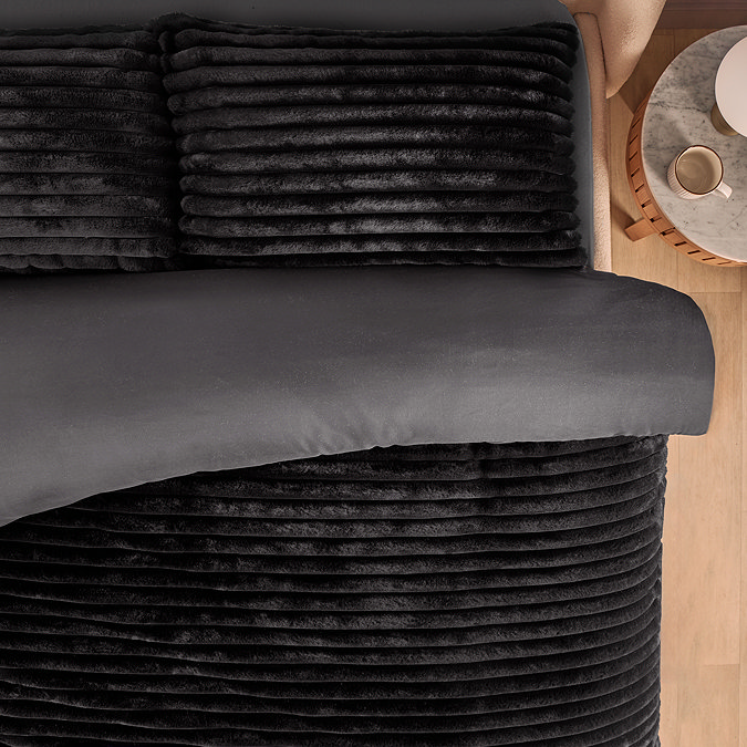Ribbed faux fur Duvet Set in black close up on bed image 2