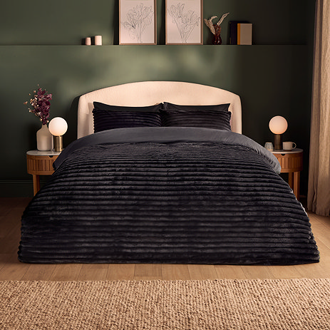 Ribbed faux fur Duvet Set in black on bed image 