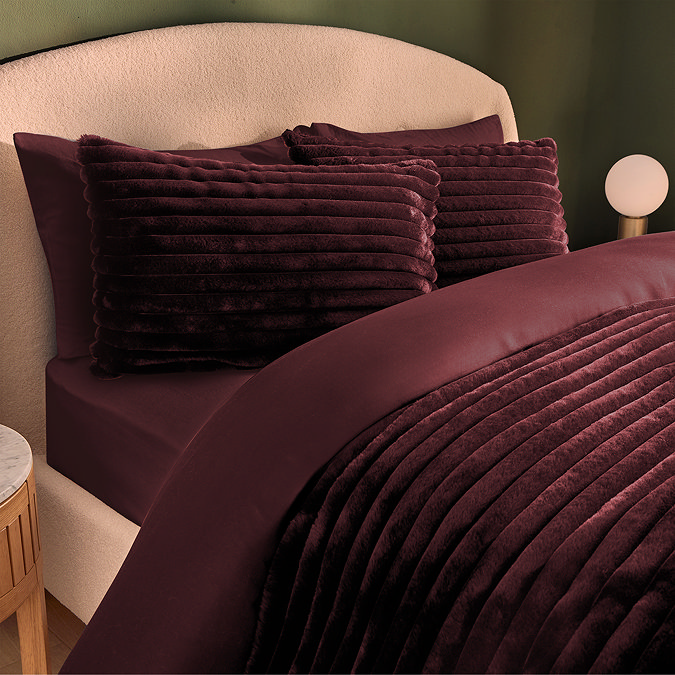 Ribbed faux fur Berry Duvet Set on bed image 2