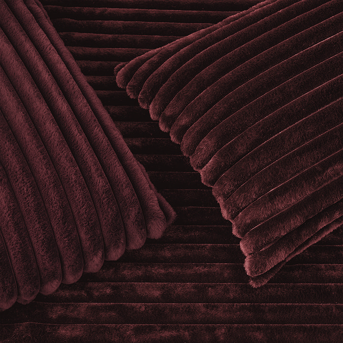 Ribbed faux fur Berry Duvet Set close up on bed image 3