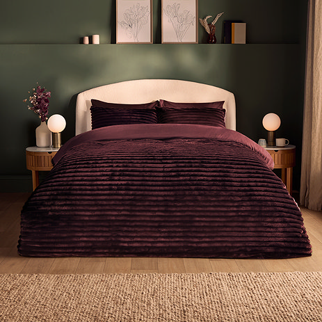 Ribbed Faux Fur Duvet Set berry on bed image 1