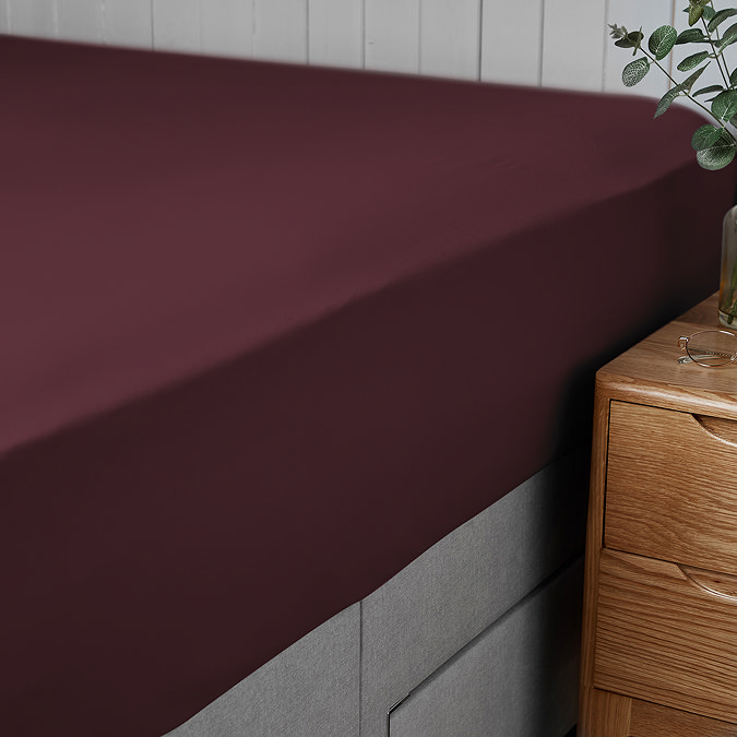 Supersoft Fitted Sheet in berry on bed image 2