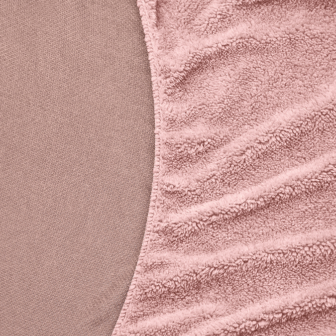 Teddy Fleece Fitted Sheet in blush close up on bed image 3