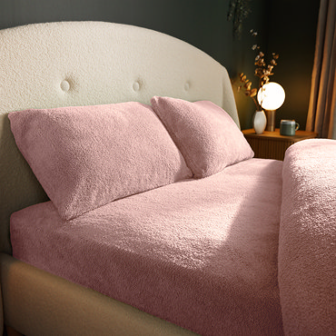 Teddy Fleece Fitted Sheet in blush on bed image 2