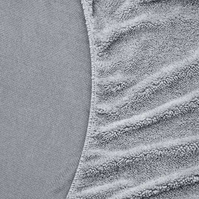 Teddy Fleece Fitted Sheet in silver close up image 4