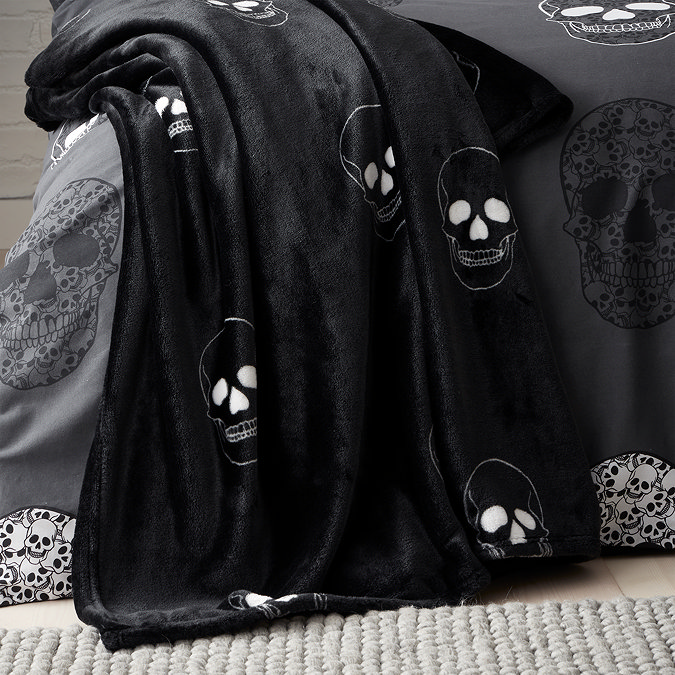 skulls throw image