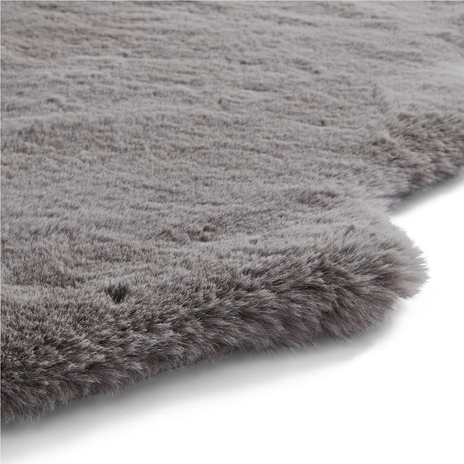 close up image of wavy corners of grey skeepskin rug