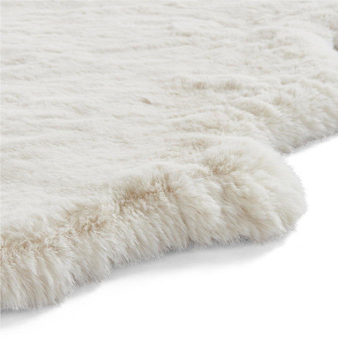 close up image on wavy edges of soft ivory rug